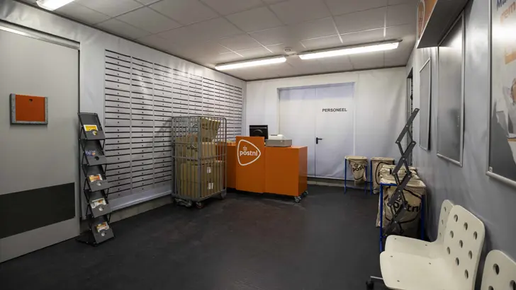 Postagentschap met een balie en postpakketten.