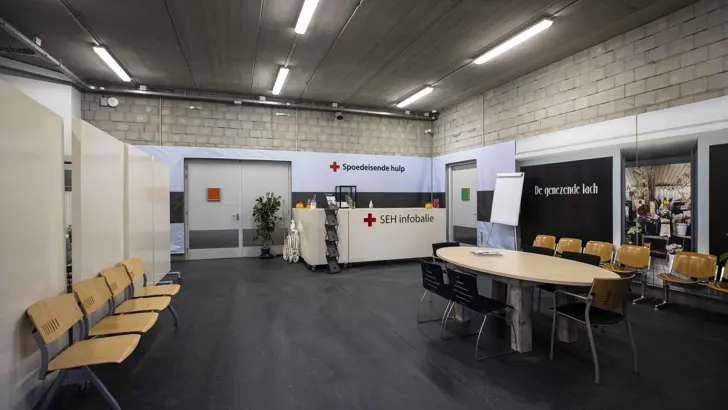 Wachtruimte en balie spoedeisende hulp in een ziekenhuis.
