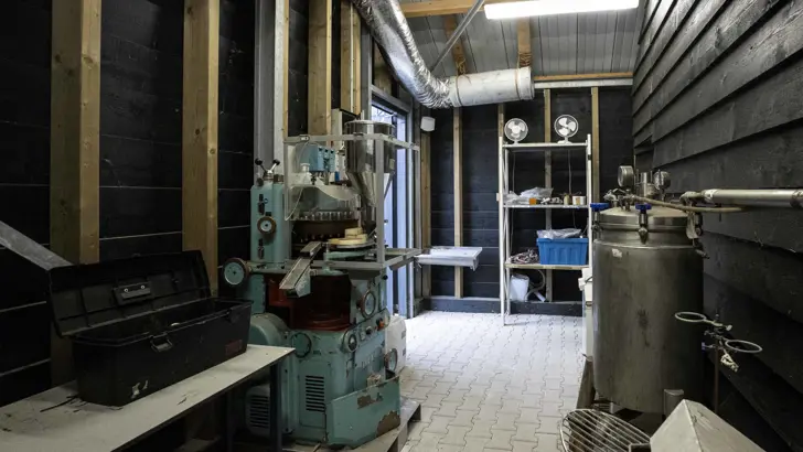 Apparatuur in een xtc-lab.