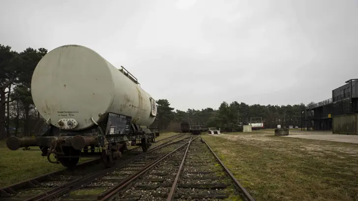 Treinwagon op een rails.