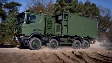 Een vrachtwagen in het terrein.