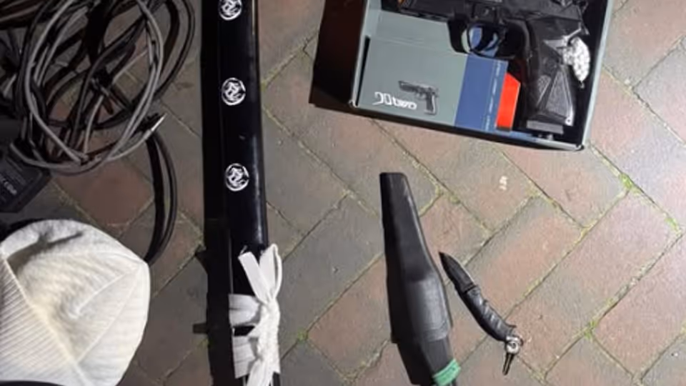 Aangetroffen wapens liggen op de grond