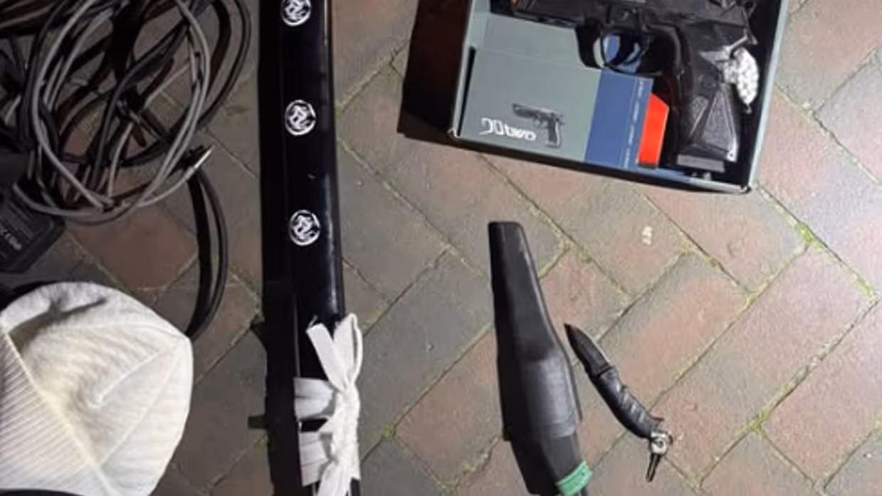 Aangetroffen wapens liggen op de grond