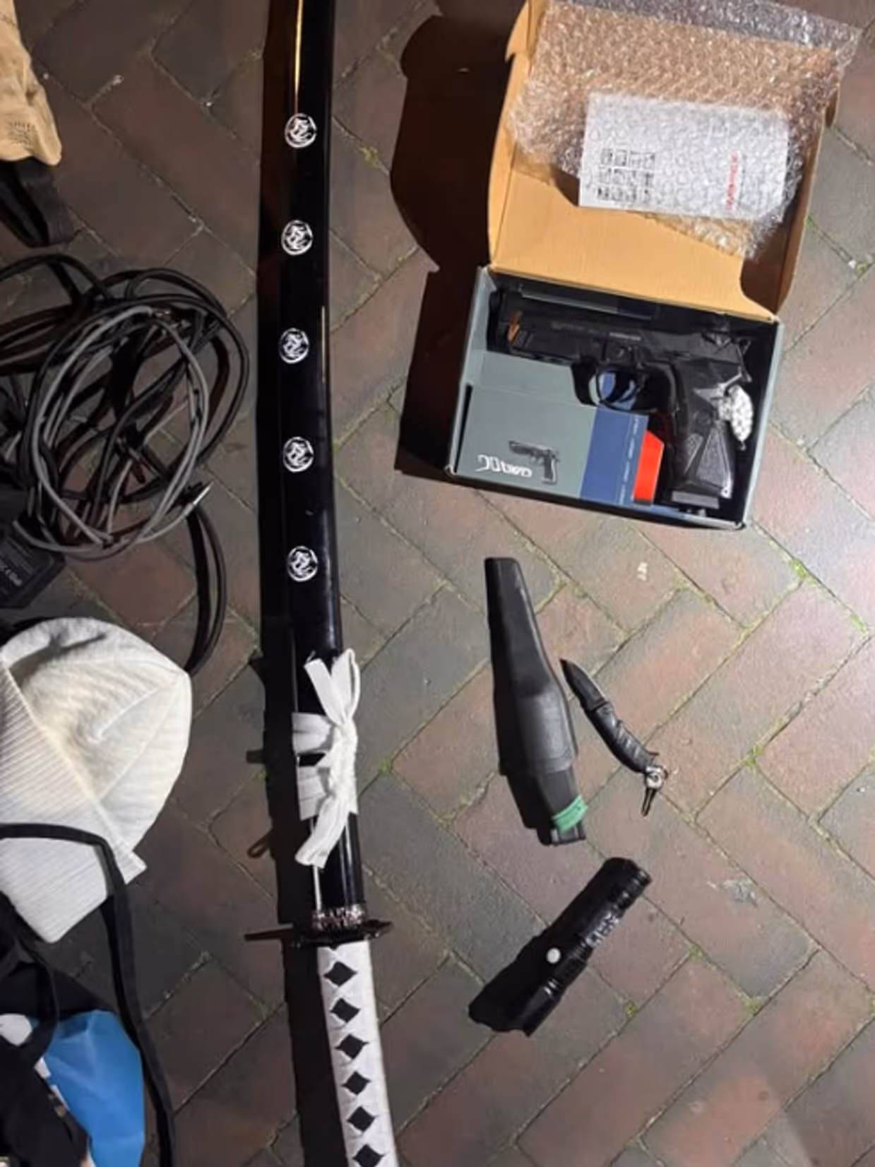 Aangetroffen wapens liggen op de grond