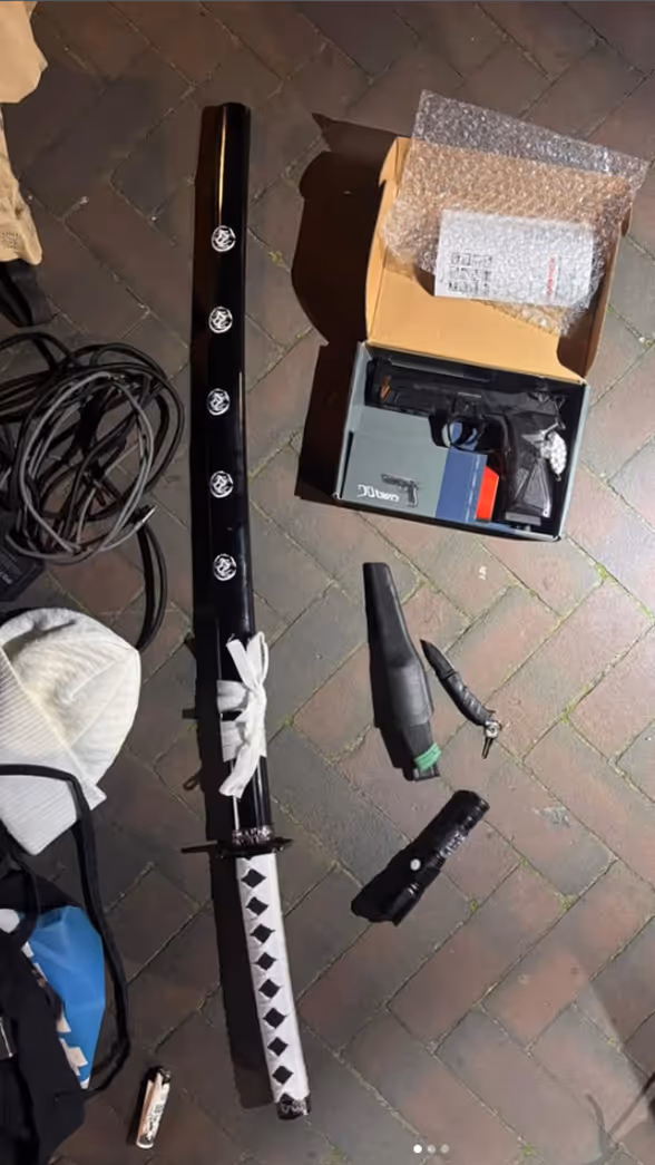 Aangetroffen wapens liggen op de grond