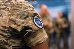 Logo van een missie op de schouder van een militair.