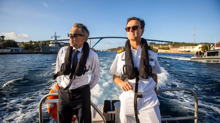 De premier op een marineboot. 