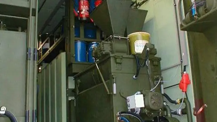 Achterkant van het CBRN-ontsmettingssysteem.