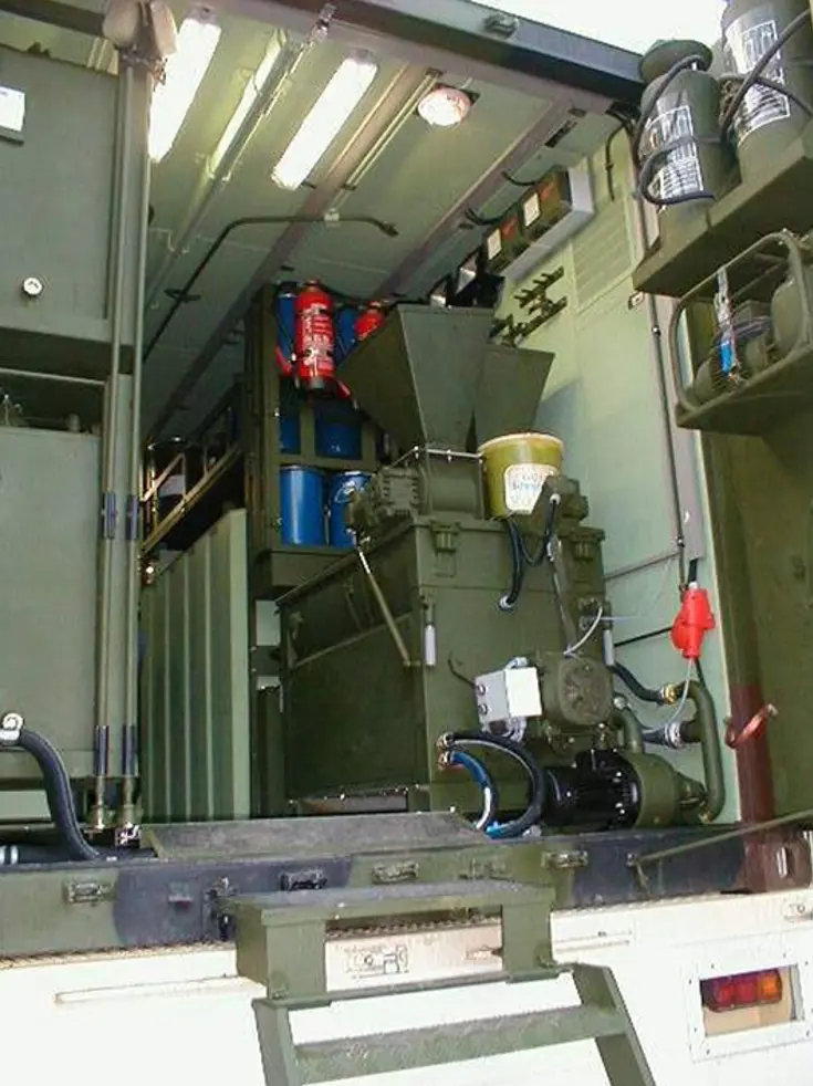 Achterkant van het CBRN-ontsmettingssysteem.