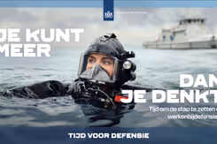 Gehelmde duiker met hoofd boven het water en een schip op de achtergrond. Links en rechts de tekst: Je kunt meer dan je denkt. Onderin de tekst tijd voor Defensie.