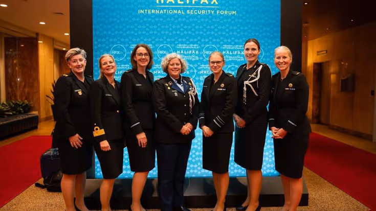 De delegatie van Nederlandse vrouwelijke generaals staat naast elkaar.