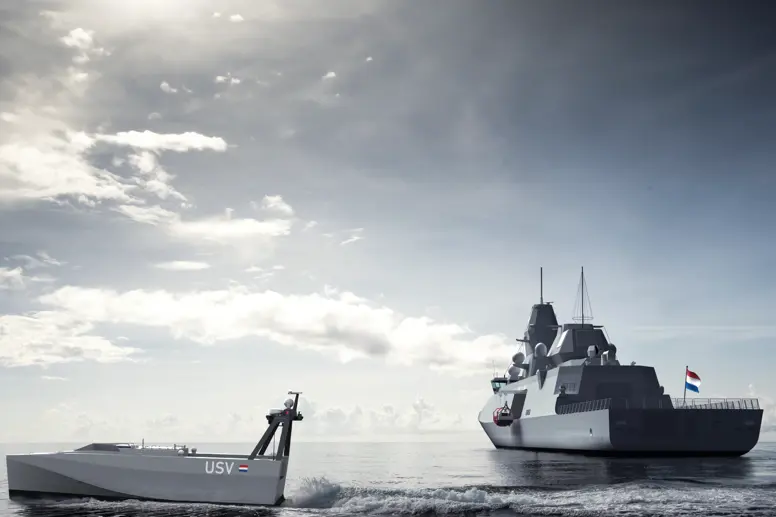 Impressie van een schip en een varende drone.