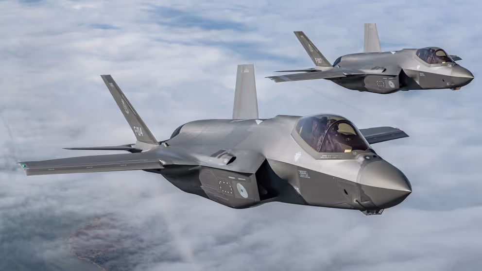 2 F-35's naast elkaar in de lucht.
