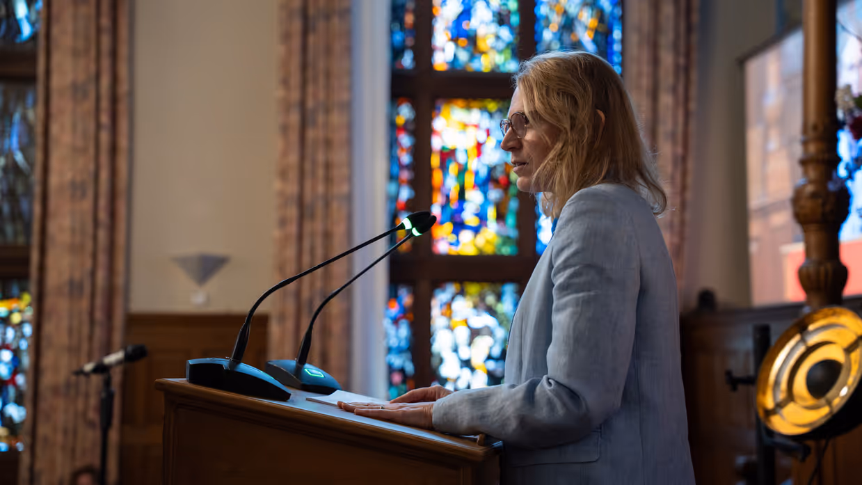 Een vrouw houdt een speech.