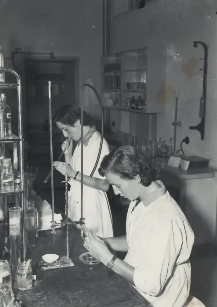 Milva's werken in het laboratorium van het Militair Hospitaal Utrecht.