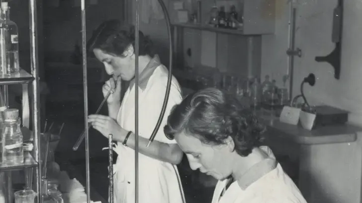 Milva's werken in het laboratorium van het Militair Hospitaal Utrecht.