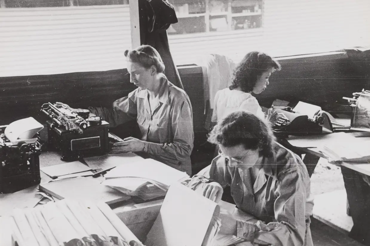 Leden van het Vrouwenkorps KNIL aan het werk in hun kantoor in een opvangkamp in Manila