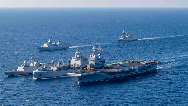 Het vliegdekschip FS Charles de Gaulle van boven bezien. 