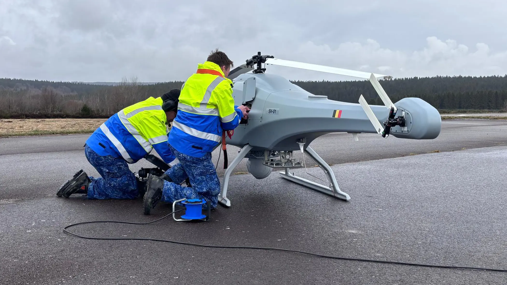 Twee technici sleutelen aan de onbemande Skeldar. 