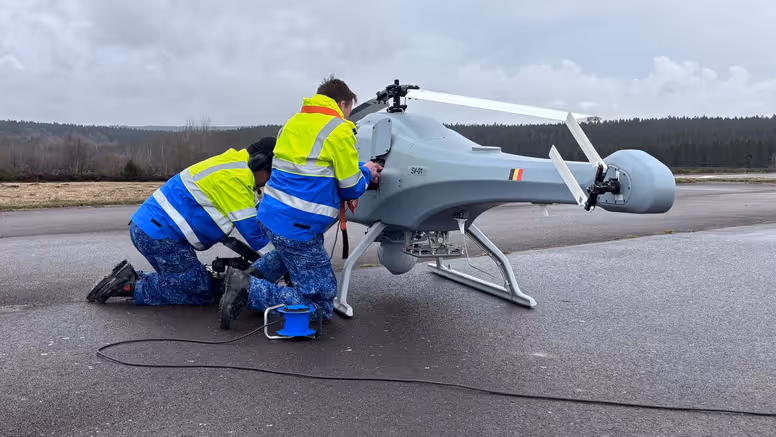 Twee technici sleutelen aan de onbemande Skeldar. 
