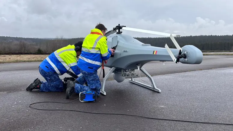 Twee technici sleutelen aan de onbemande Skeldar. 