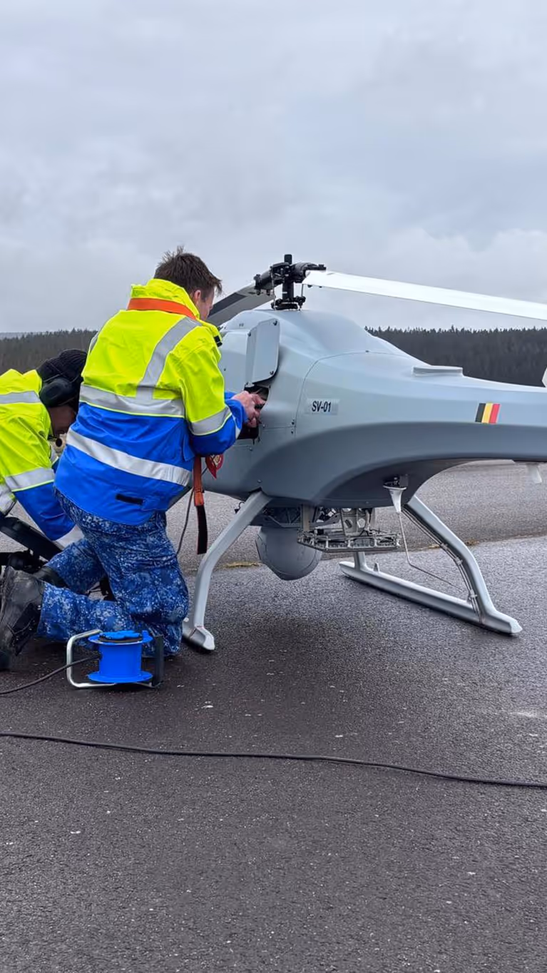 Twee technici sleutelen aan de onbemande Skeldar. 