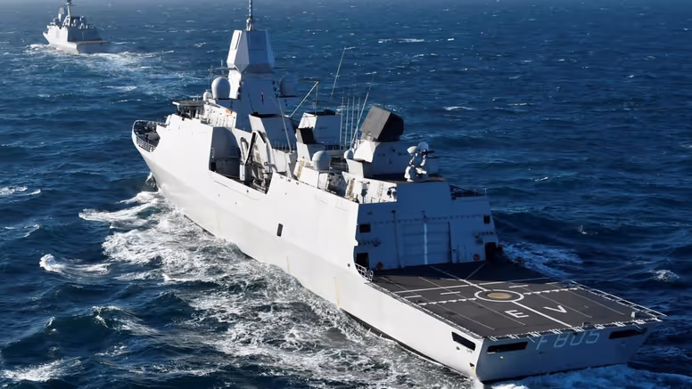 Zr.Ms. Evertsen volgt een Frans fregat op volle zee.