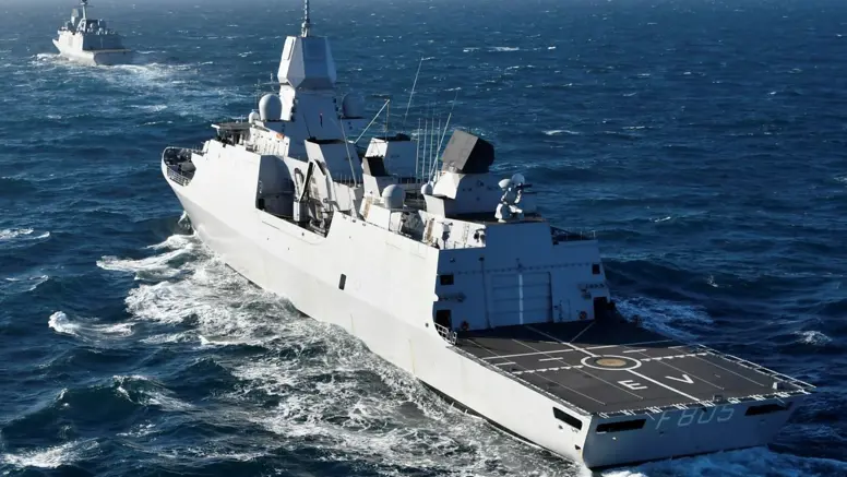 Zr.Ms. Evertsen volgt een Frans fregat op volle zee.