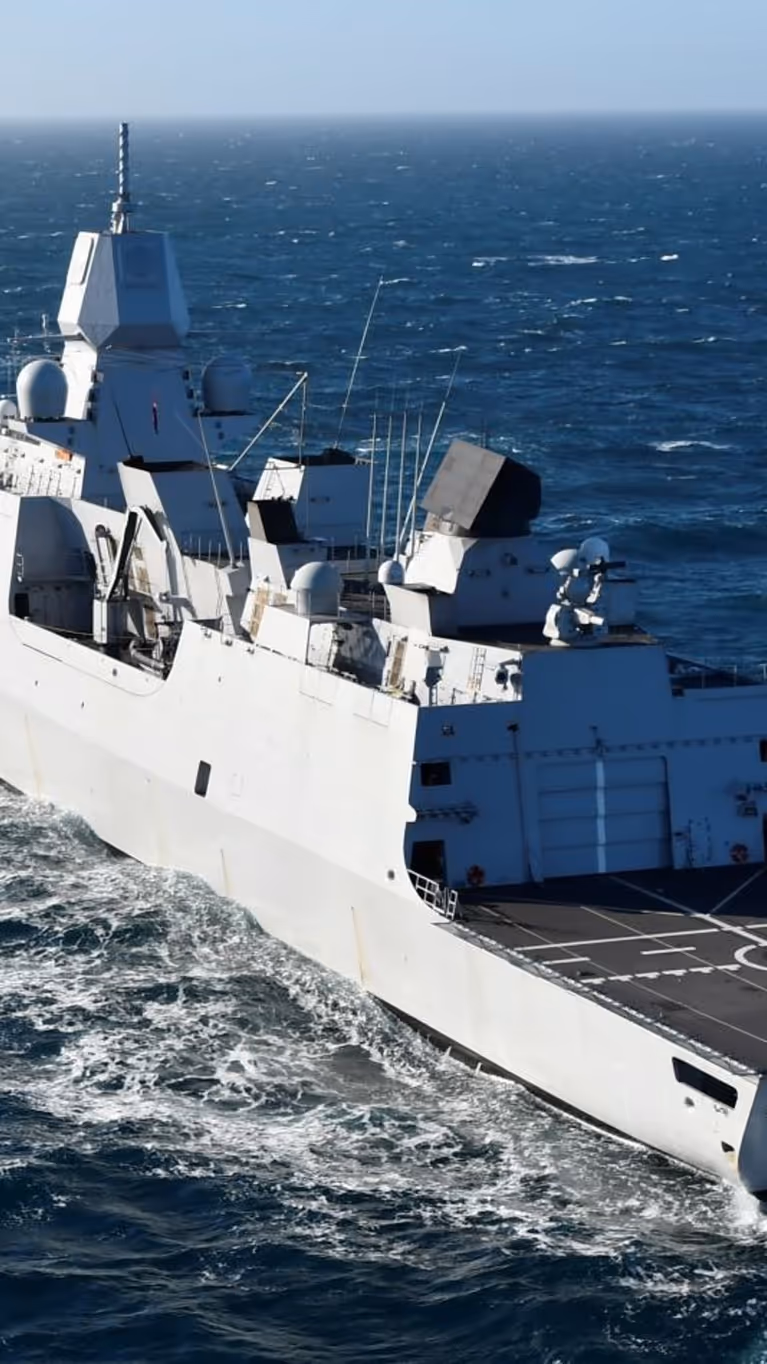 Zr.Ms. Evertsen volgt een Frans fregat op volle zee.