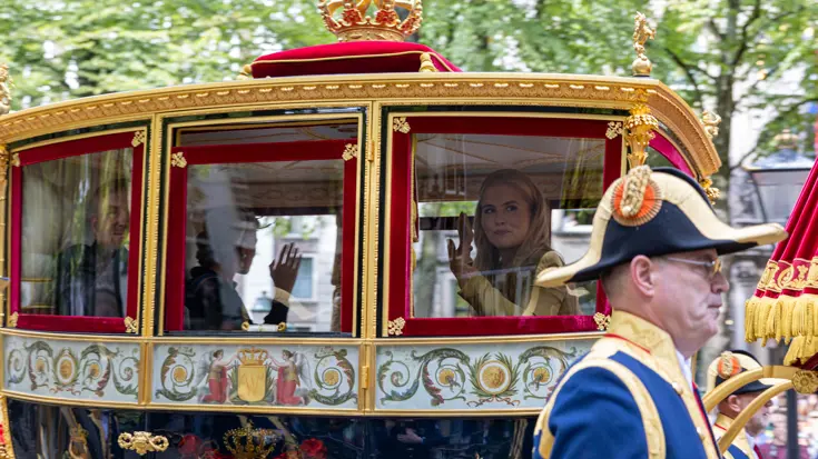 Prinses Amalia  zwaait vanuit de Glazen Koets.