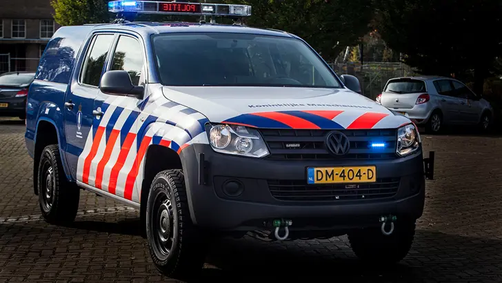 Amarok-pick-uptruck in de marechaussee-uitvoering.