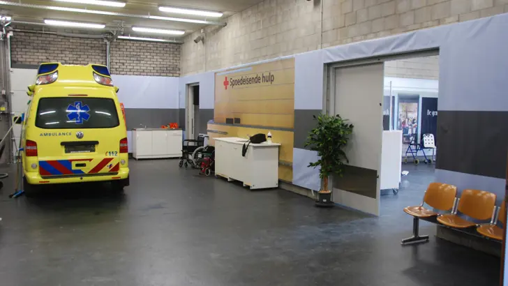 Hal met ambulance en balie voor spoedeisende hulp.
