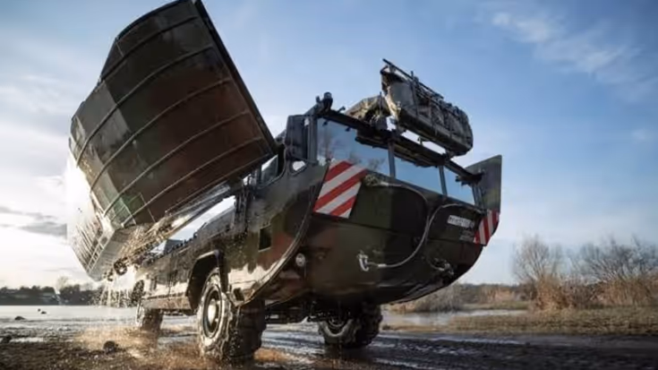 Brugsysteem rijdt op modderig pad.