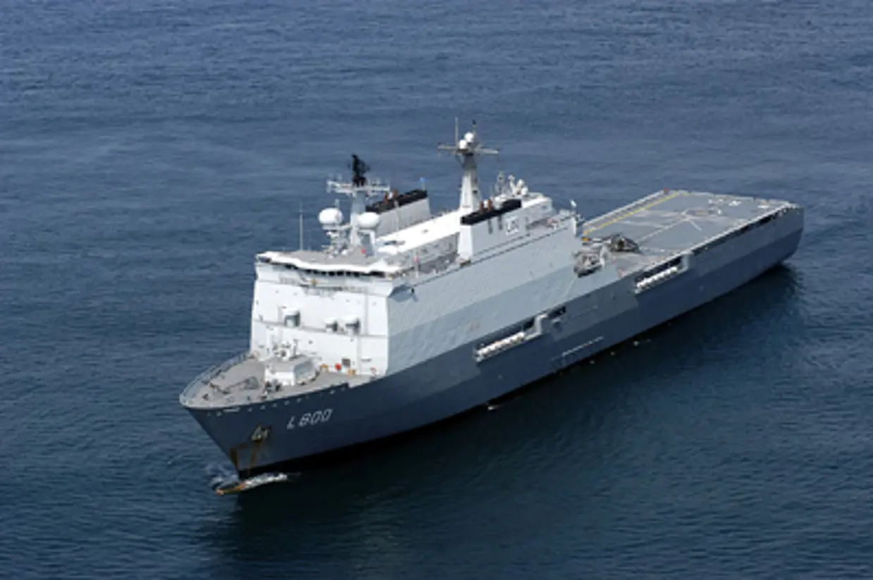 Amfibisch transportschip in het water.