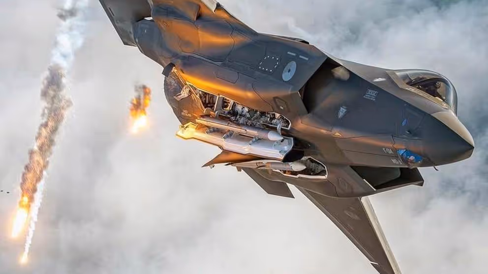 Een vliegende de AIM-120 Advanced Medium-Range Air-to-Air Missiles (Amraam).