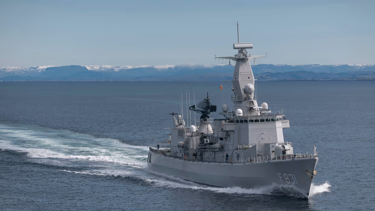 Zr.Ms. Van Amstel op zee.