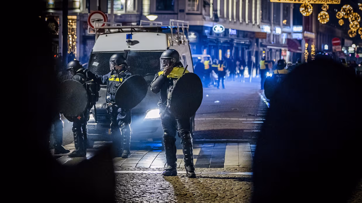 Politie en BE zij aan zij op straat in Amsterdam.