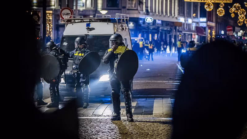 Politie en BE zij aan zij op straat in Amsterdam.