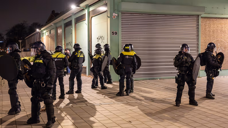 Charge van de ME en politie op oudjaarsnacht.