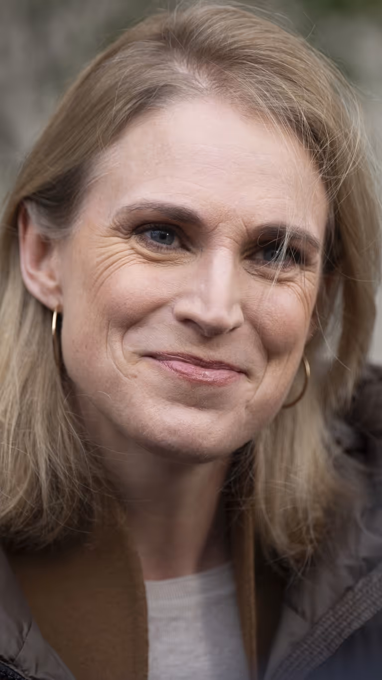 Close-up van minister Boekholt-O’Sullivan in gesprek met journalisten.