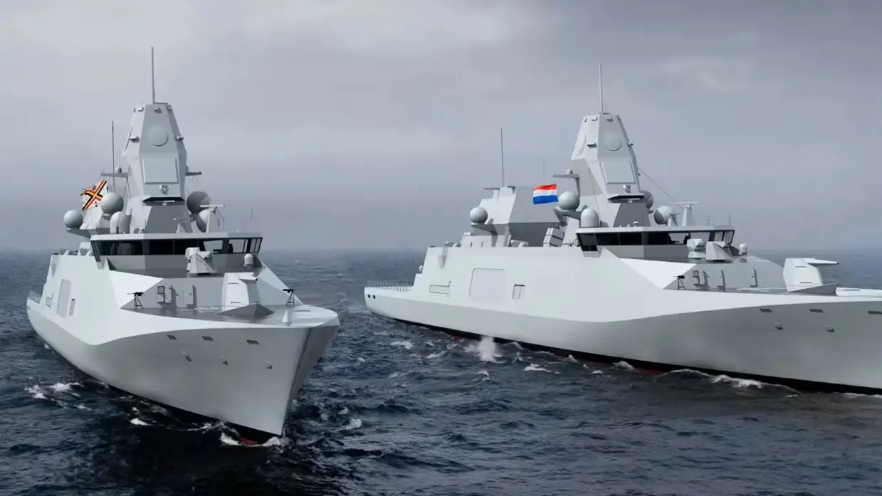 Twee grote grijze schepen varen op een kalme zee.