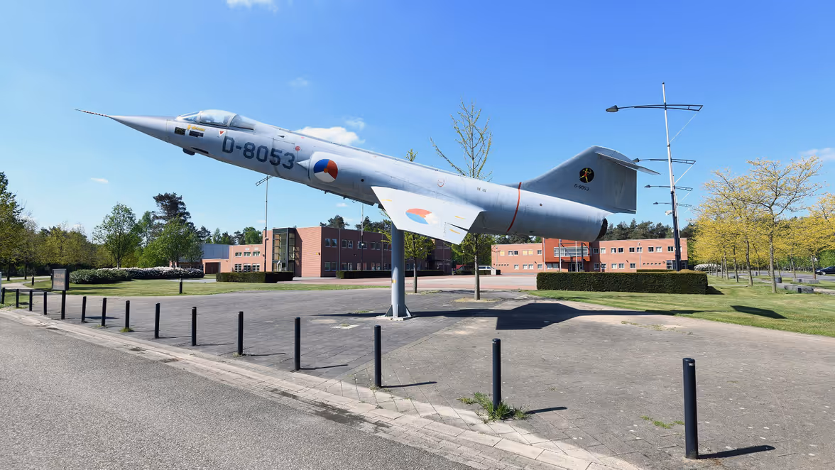 F-104 Starfighter op het centrale plein van AOCS NM.