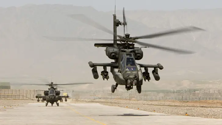 2 Apaches op landingsbaan.