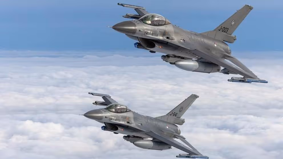 2 F-16's vliegen door de lucht.