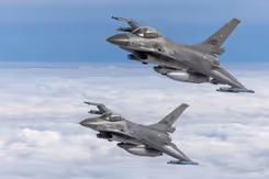 2 F-16's vliegen door de lucht.