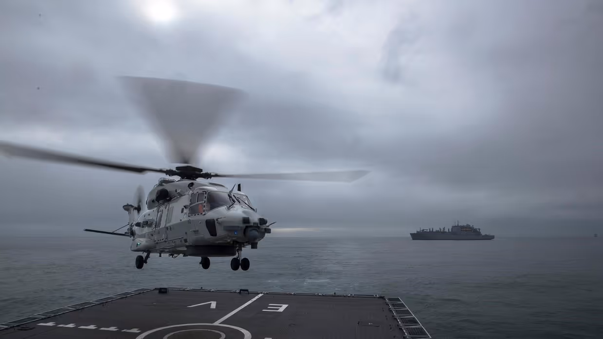 Helikopter boven een schip.