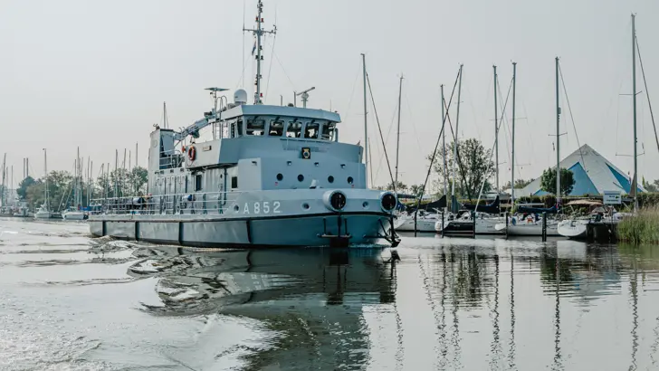 Duikvaartuig de Argus komt een haven binnenvaren.