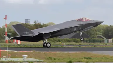 F-35 met staartnummer F-051 landt op landingsbaan.