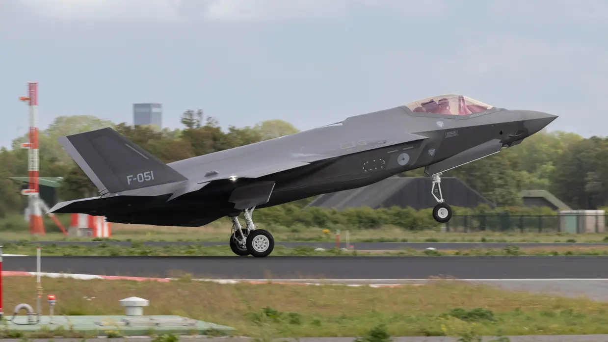 F-35 met staartnummer F-051 landt op landingsbaan.