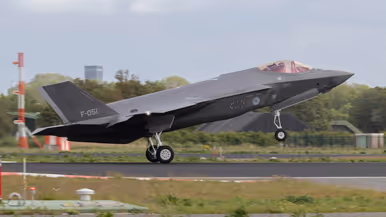 F-35 met staartnummer F-051 landt op landingsbaan.